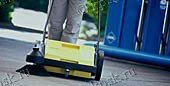Ручные подметальные машины Karcher для быстрого, чистого и удобного подметания дорог и дворовых территорий, полов в цехах, мастерских и на складах